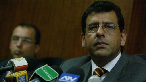 18 DE MARZO DEL 2008 LEONARDO CAPARROS (LENTES), PRESIDENTE DEL INSTITUTO NACIONAL PENITENCIARIO (INPE), DENUNCIA QUE CON LA FALSIFICACION DE RESOLUCIONES DEL PODER JUDICIAL Y CON EL PRETEXTO DE TENER QUE ASISTIR A SUPUESTAS DILIGENCIAS JUDICIALES, MALOS FUNCIONARIOS DEL INPE CONSEGUIAN TRASLADAR DE MANERA IRREGULAR A PELIGROSOS INTERNOS DE UN PENAL DE MAXIMA SEGURIDAD A OTRO DE REGIMEN MENOS ESTRICTO. FOTO: CONSUELO VARGAS/EL COMERCIO