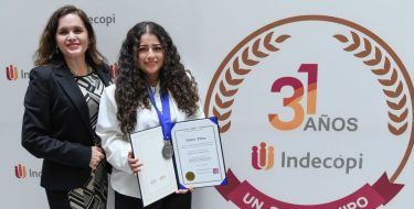 Indecopi entrega medalla de plata a egresada USAT ganadora en la Exposición Internacional de Inventos de Mujeres- KIWIE 2024