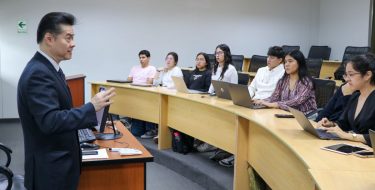 Students from the Faculty of Business Sciences participated in a masterclass on finance in English