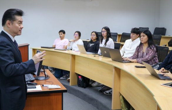 Students from the Faculty of Business Sciences participated in a masterclass on finance in English