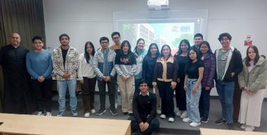 Estudiantes del GEA y CIDEUSAT reciben ponencia “La persona humana trasciende la economía y la política”