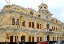 Estudiantes de Administración Hotelera USAT participan en conferencia sobre el Palacio Municipal de Chiclayo