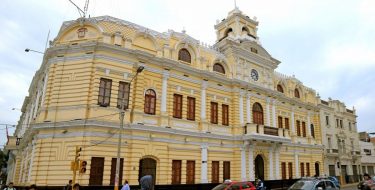 Estudiantes de Administración Hotelera USAT participan en conferencia sobre el Palacio Municipal de Chiclayo